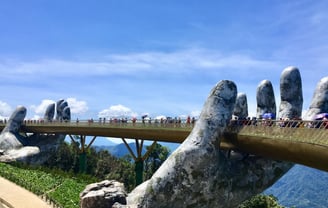foto da As mãos gigantes que sustentam a Ponte Dourada, no Vietnã,