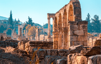 Antiguo templo en ruinas en el Líbano