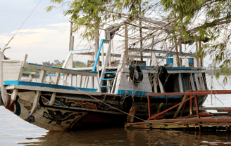 Barco en río Gambia