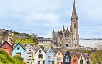 Catedral y casas de colores en Cobh