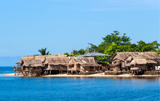 Playa con casas tradicionales, Islas Salomon