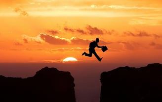 un homme saute au dessus d'un obstacle de bon matin. Il fait preuve d'autodiscipline