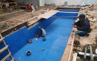 pemasangan keramik kolam renang berwarna biru oleh tim dayanapool.