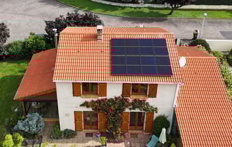 Installation de panneaux solaires photovoltaïques sur le toit d'une maison à étage