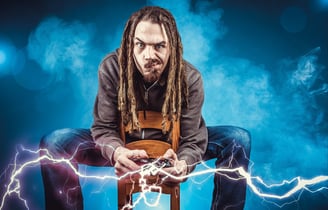 homme jouant à la playstation