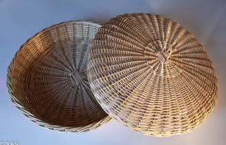 Plat de présentation et sa cloche en osier