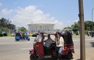 Autora de tuk tuk em Colombo, Sri Lanka.