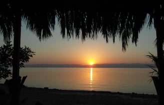una sortida del sol sobre el mar vermell amb vista de la sortida del sol