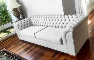 Rekeitura de sofá chesterfield reformado cinza claro