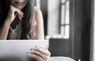 mulher com tablet nas mãos