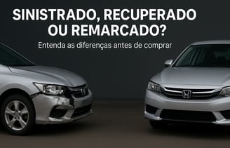 Dois carros prata lado a lado em ambiente escuro e neutro; o da esquerda está danificado com amassa