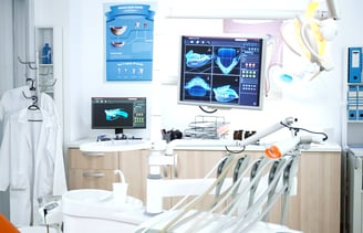 sala dentistica con radiografia panoramica su monitor paziente