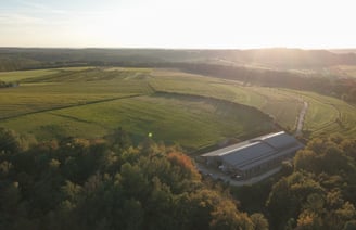 Der Reitstall an der Buerg von oben während dem Sonnenuntergang.