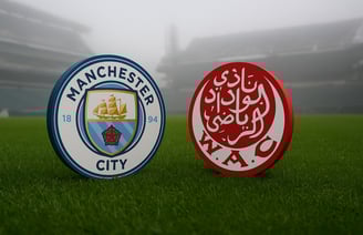 Escudos de Man City e Wydad AC sobre gramado de estádio