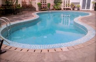 kolam renang mewah dengan desain minimalis dan elegan