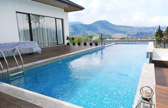 kolam renang indah dengan pemandangan pegunungan
