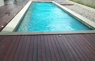 kolam renang dengan desain elegan garapan dayanapool dengan keramik berwarna biru