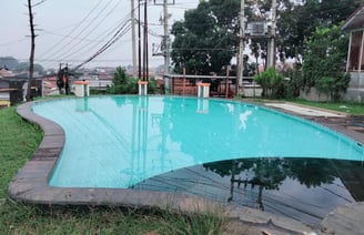 kolam renang minimalis di puncak