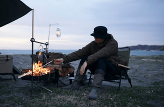 Ein Solo Traveller alleine einder Woldnis am Lagerfeuer