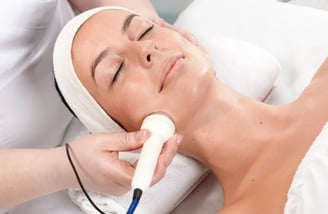 Limpieza facial con martillo de calor frio