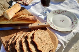 Plateau de charcuterie et fromage partager un jolie plateau de charcuterie ou fromage avec un verre sur réservation