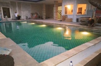 kolam renang minimalis dengan pencahayaan yang bagus