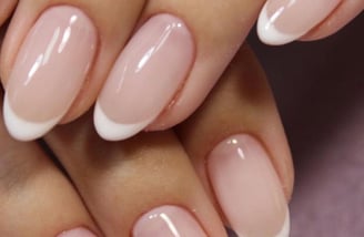 ongles roses et blanches
