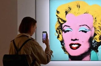 Serigrafia colorida de Marilyn Monroe por Andy Warhol, representando a fusão entre arte e cultura po