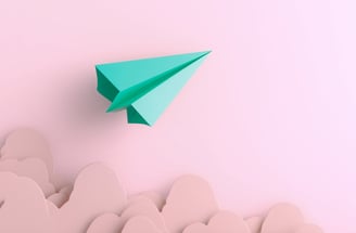 Foto: "Papierflieger fliegt nach oben" von Marco Verch, ccnull.de (CC-BY 2.0)