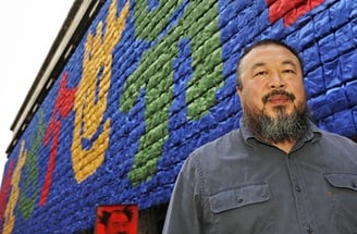 Ai Weiwei, que há décadas desafia o autoritarismo do governo chinês. Em sua obra "Remembering"