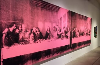 Versão rosa gigante de "A Última Ceia" de Da Vinci. The Last Supper (Pink) (Andy Warhol, 1986).
