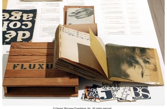 Fluxus incorporaram o livro de artista em suas performances, promovendo o uso de múltiplos formatos,