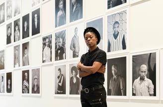 A intensidade do olhar dos retratados, a composição das imagens, o preto e branco