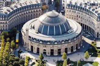 A Bourse de Commerce, no coração de Paris, é um marco histórico que une séculos de história