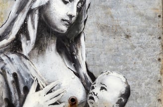 Grafite em preto e branco estilo stencil de Banksy, mostrando uma figura que lembra a Virgem Maria