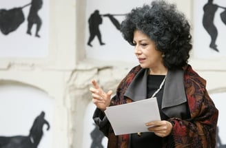 Doris Salcedo é uma das mais impactantes artistas da arte contemporânea