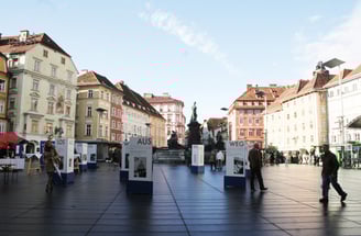 Menschen gehen durch die Ausstellung "Aus weg los!" auf der Grazer Hauptplatz.
