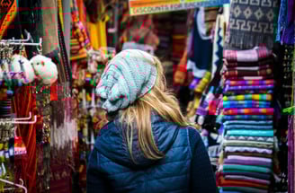 una muer en un mercado inca en Cusco Peru