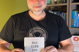 Claudius Mach mit Buch 