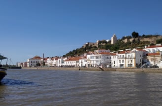 Vista da cidade de Alcácer do Sal, com o rio Sado em primeiro plano