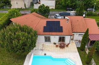 Panneaux solaires sur le toit d'une maison avec piscine 