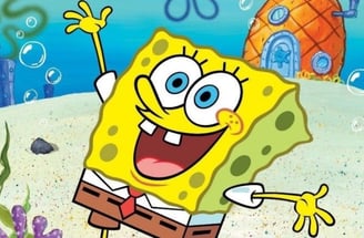 Bob Esponja sorrindo no cenário do Siri Cascudo na exposição