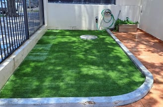 Pasto sintético instalado en una cochera en Guadalajara