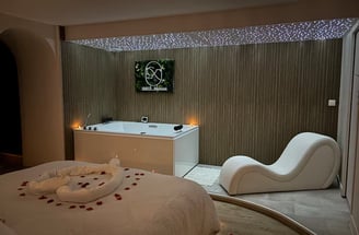 Suite romantique avec balnéo double, sofa tantra, lit king size, ciel étoilé