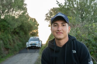 Giuseppe Cao con macchina da rally e videocamera