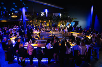 Soirée d’entreprise au bar Chouchou à Luxembourg avec ambiance festive et nombreux invités.
