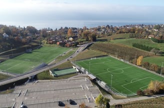 Photo des terrains de la Saussaz du FC Montreux-Sports. Vue sur le parking de la Saussaz.