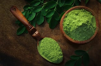 green powdered moringa powder