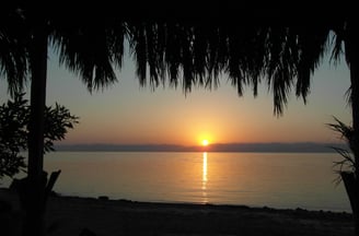 日の出を眺めながら紅海に昇る日の出