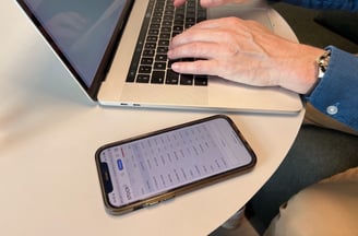 Andreas Frank analysiert Finanzkennzahlen und betreibt Projektreporting im Projektbüro